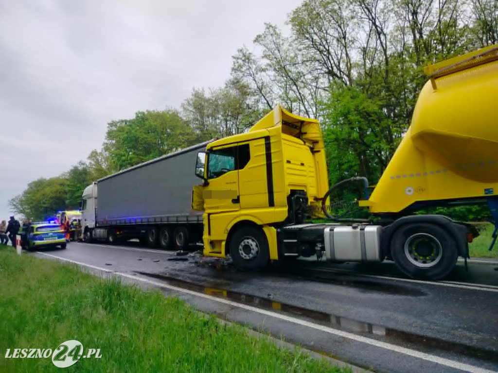 Zderzenie osobówki i dwóch tirów
