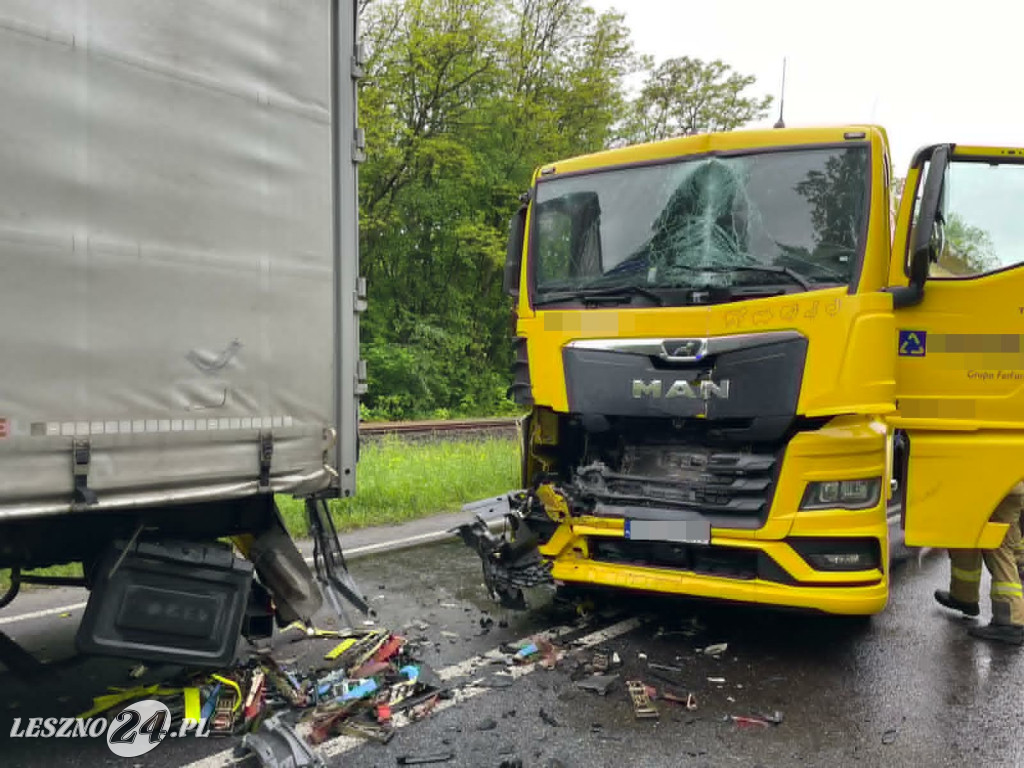 Zderzenie osobówki i dwóch tirów