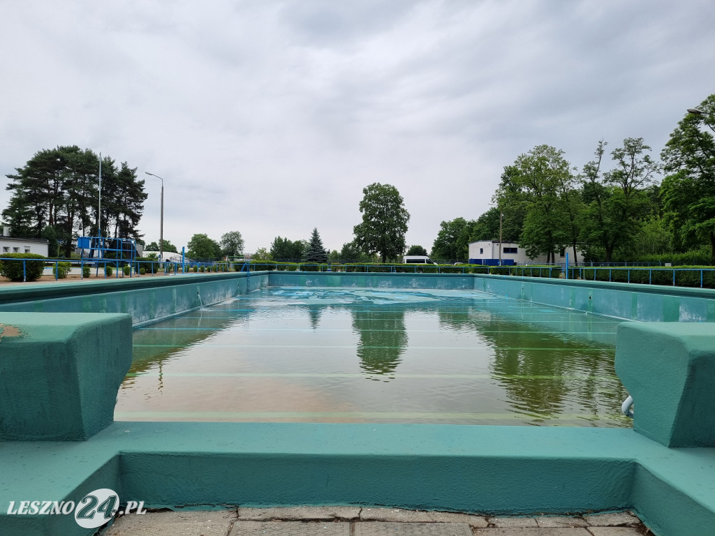 Leją wodę do niecki na pływalni odkrytej w Lesznie