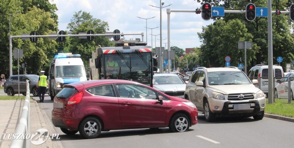 Kolizja tira z osobówką na wiadukcie
