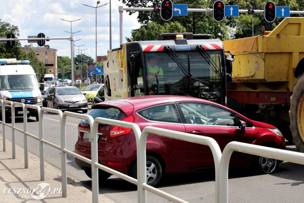 Kolizja tira z osobówką na wiadukcie