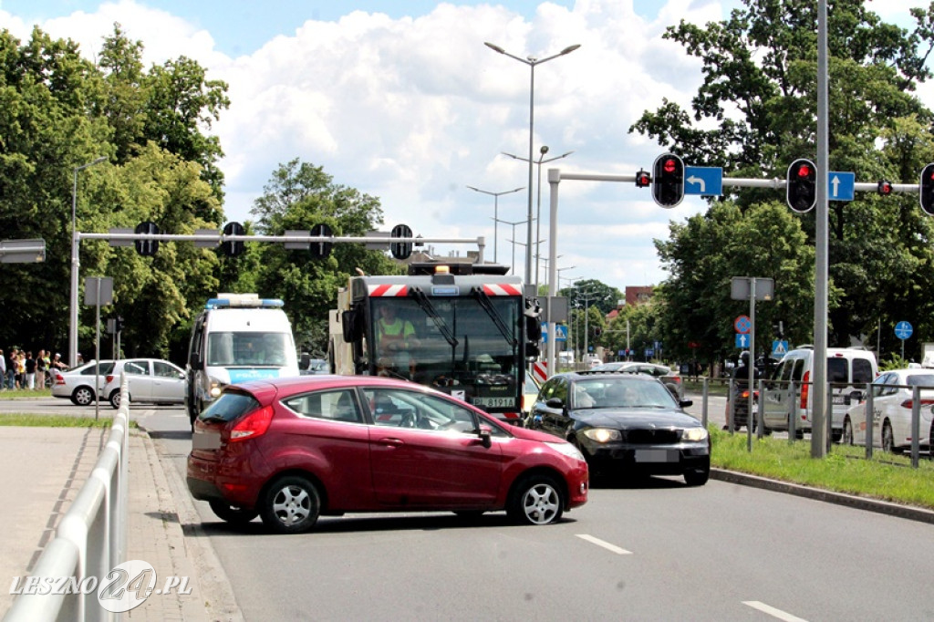 Kolizja tira z osobówką na wiadukcie