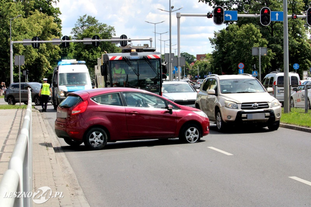 Kolizja tira z osobówką na wiadukcie