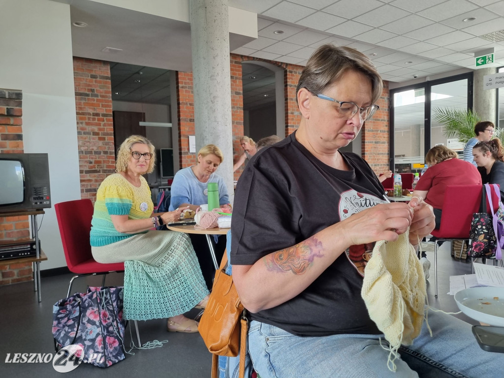 Światowy Dzień Dziergania w Miejscach Publicznych w Lesznie