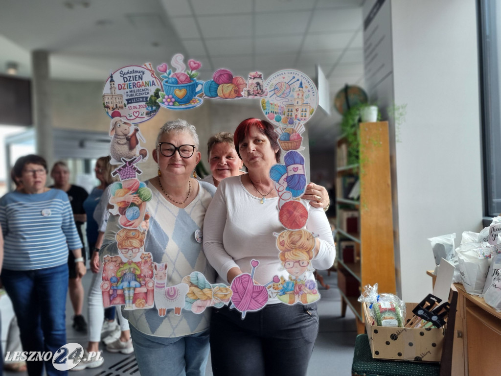 Światowy Dzień Dziergania w Miejscach Publicznych w Lesznie
