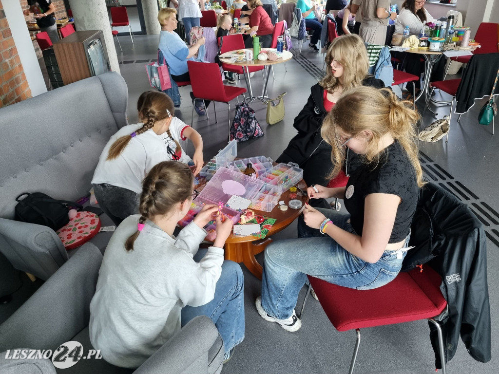 Światowy Dzień Dziergania w Miejscach Publicznych w Lesznie