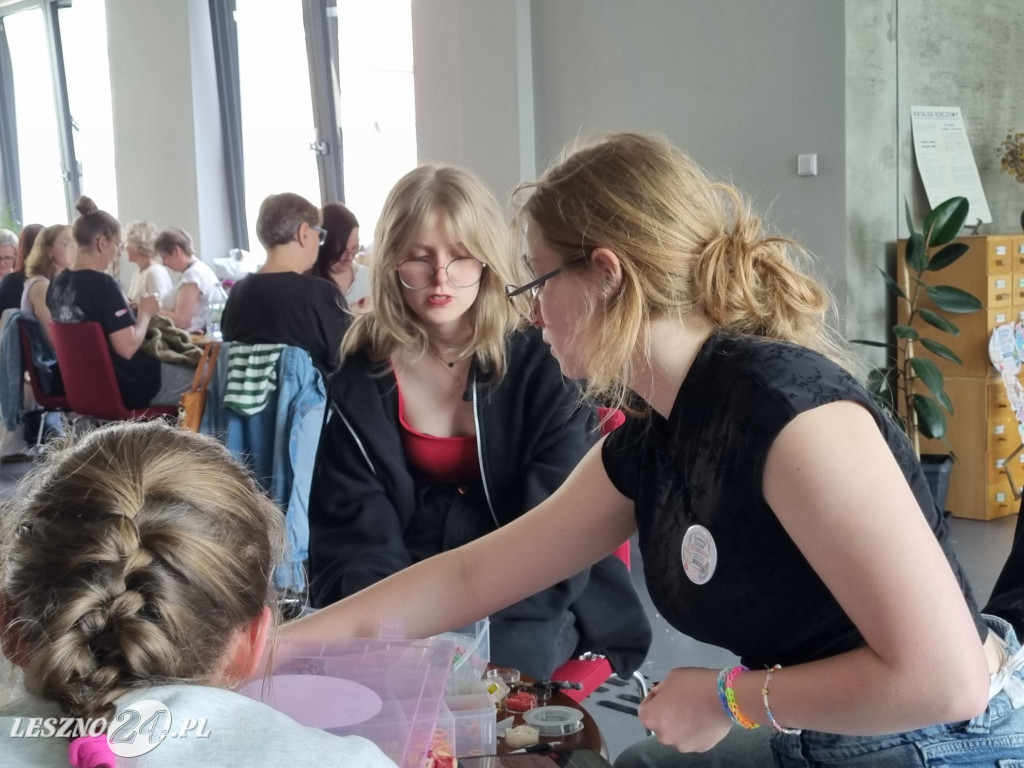 Światowy Dzień Dziergania w Miejscach Publicznych w Lesznie