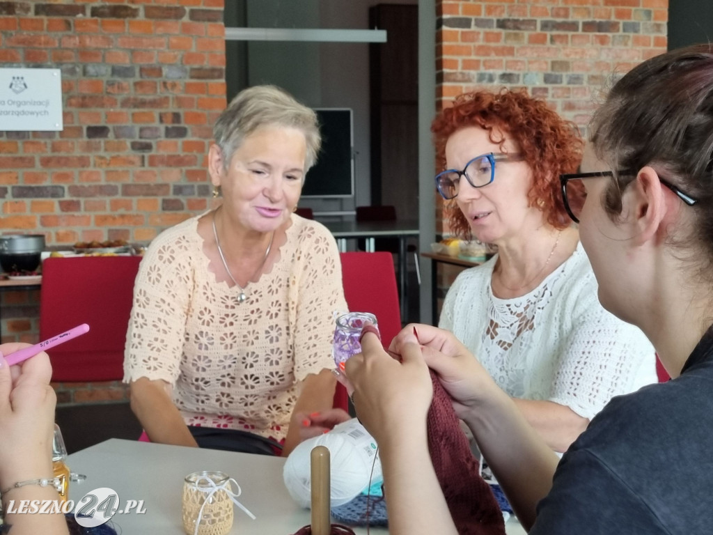 Światowy Dzień Dziergania w Miejscach Publicznych w Lesznie