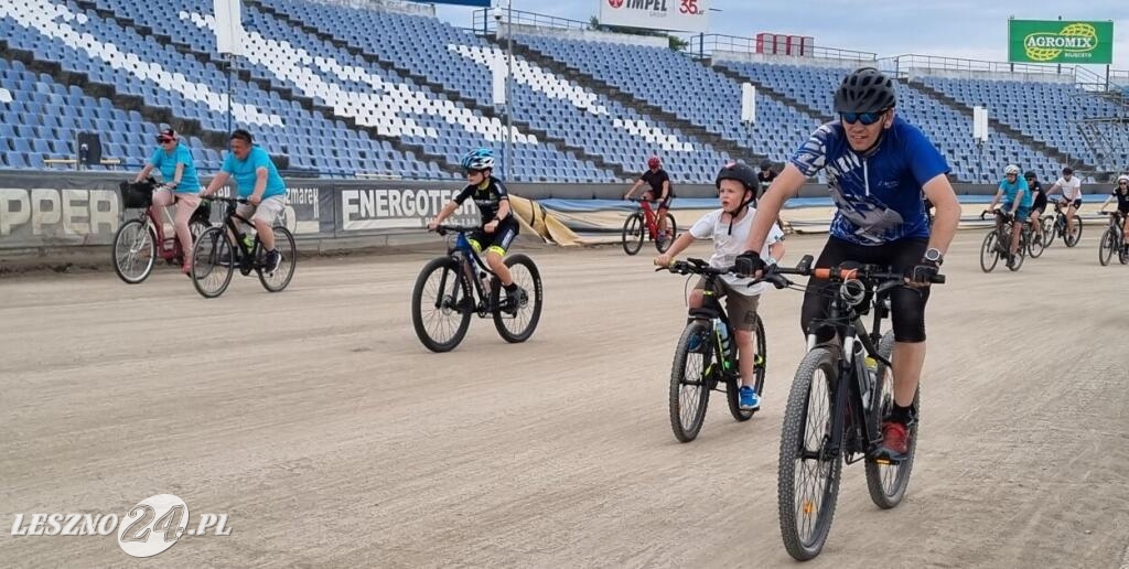 Na stadionie kręcili kilometry dla Leszna