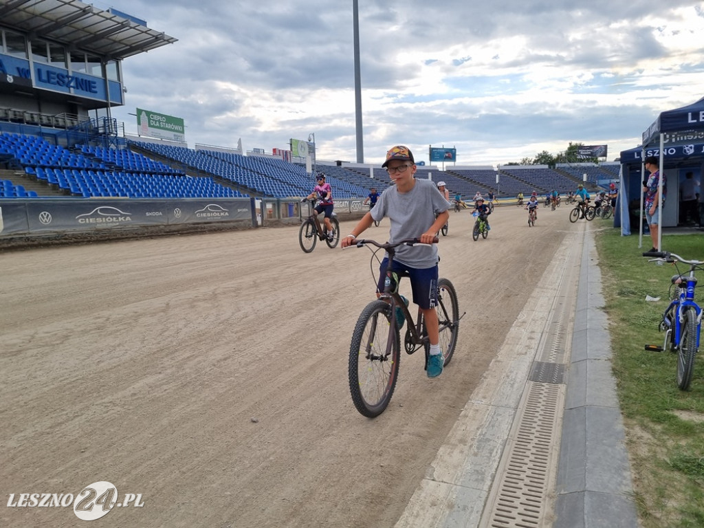 Na stadionie kręcili kilometry dla Leszna