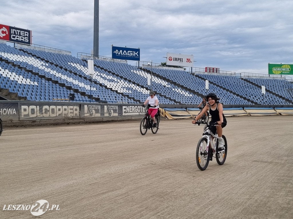 Na stadionie kręcili kilometry dla Leszna