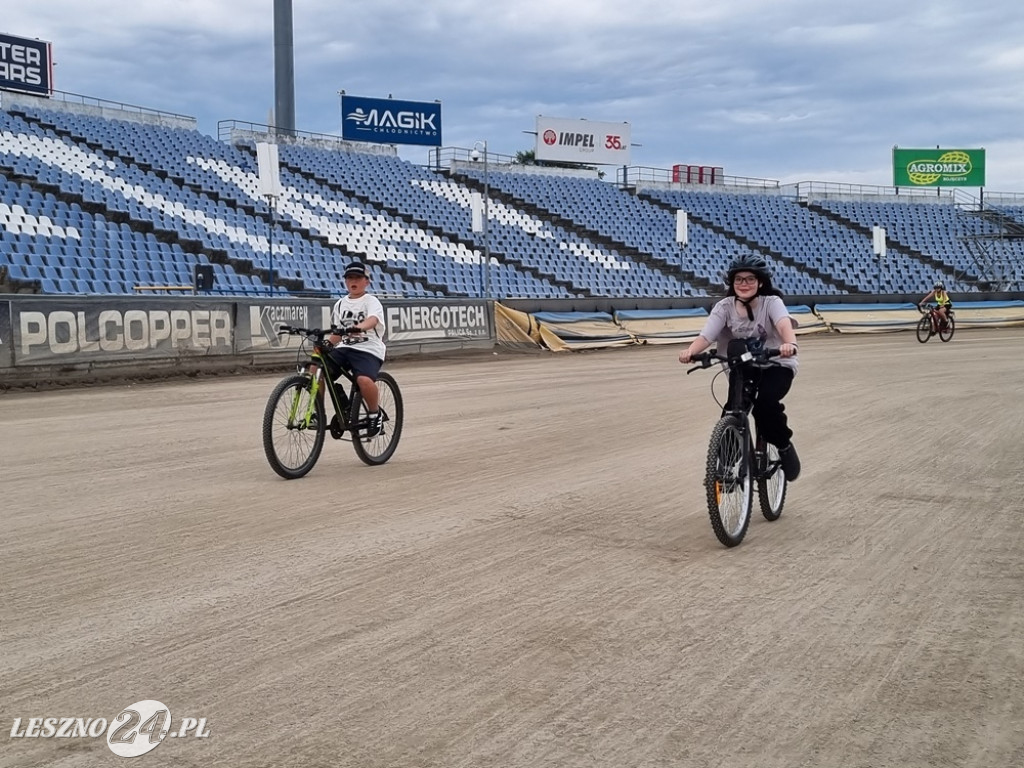 Na stadionie kręcili kilometry dla Leszna