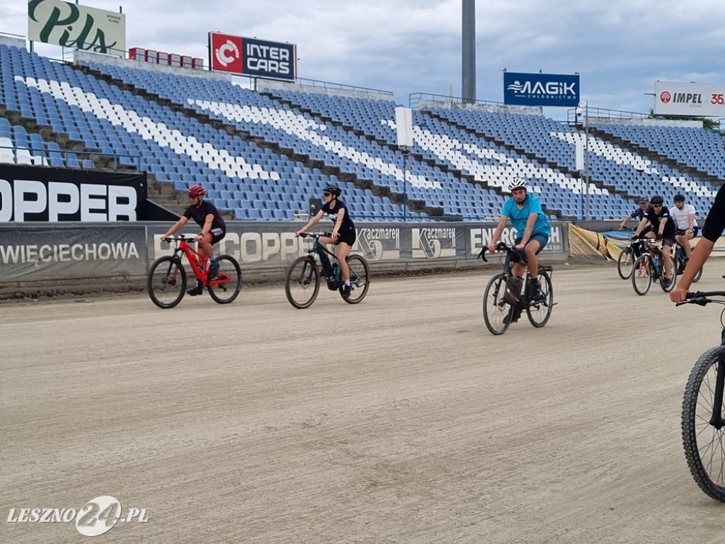 Na stadionie kręcili kilometry dla Leszna