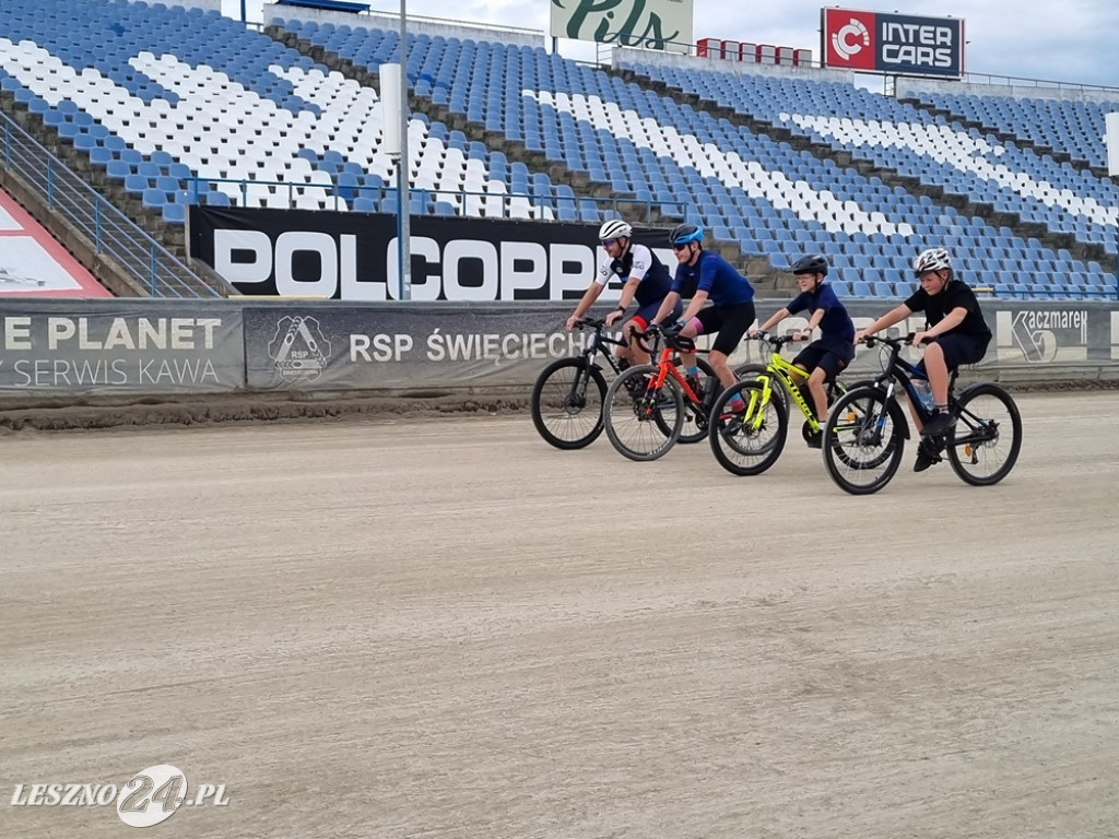 Na stadionie kręcili kilometry dla Leszna
