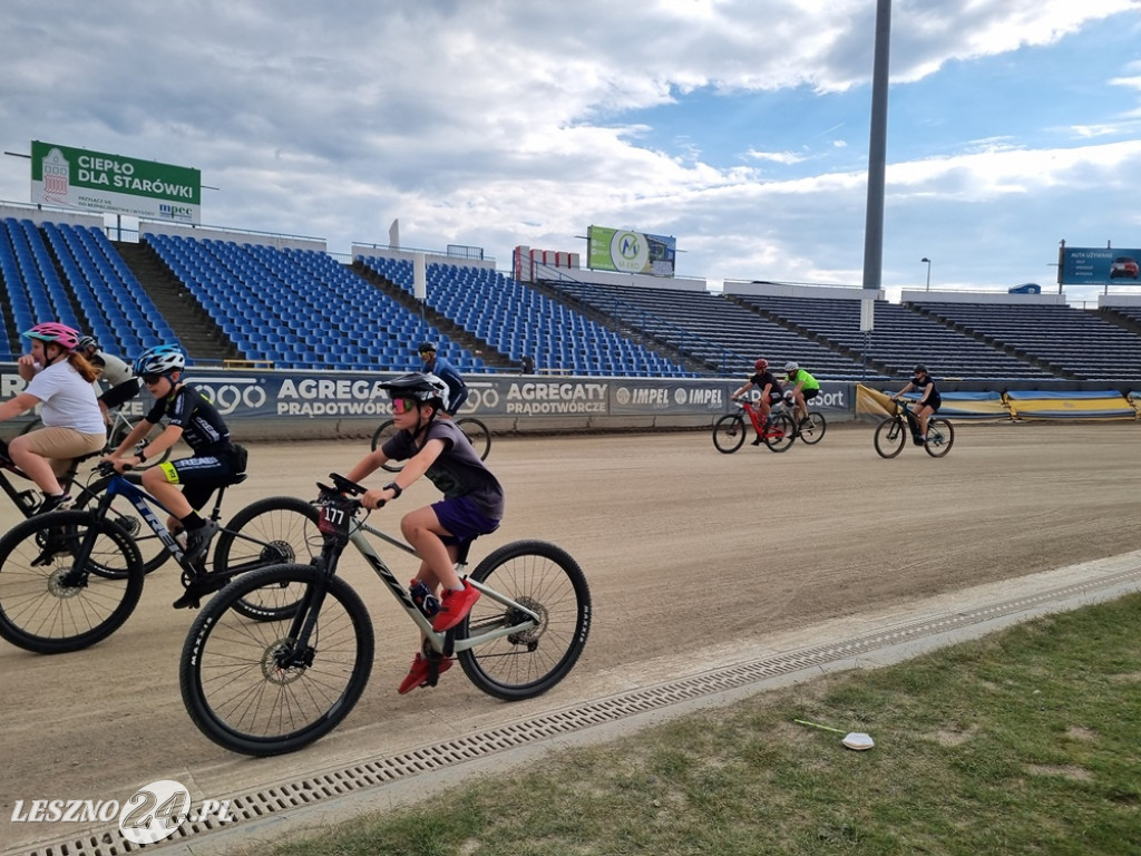 Na stadionie kręcili kilometry dla Leszna
