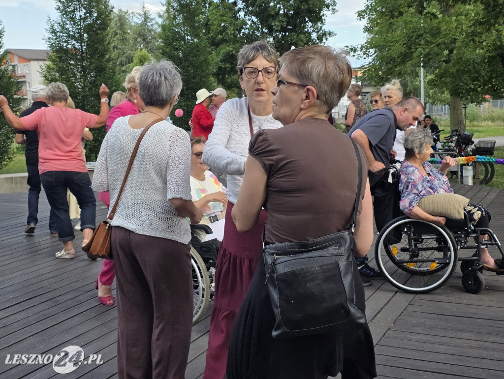 Potańcówka pod chmurką w Lesznie