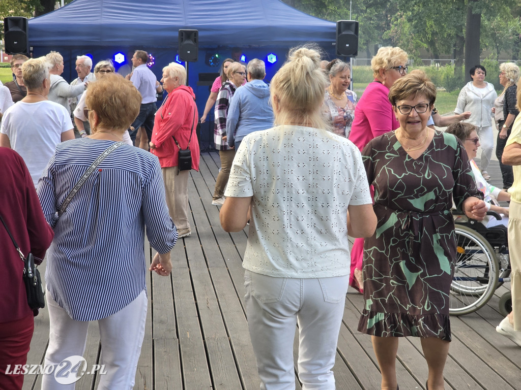 Potańcówka pod chmurką w Lesznie