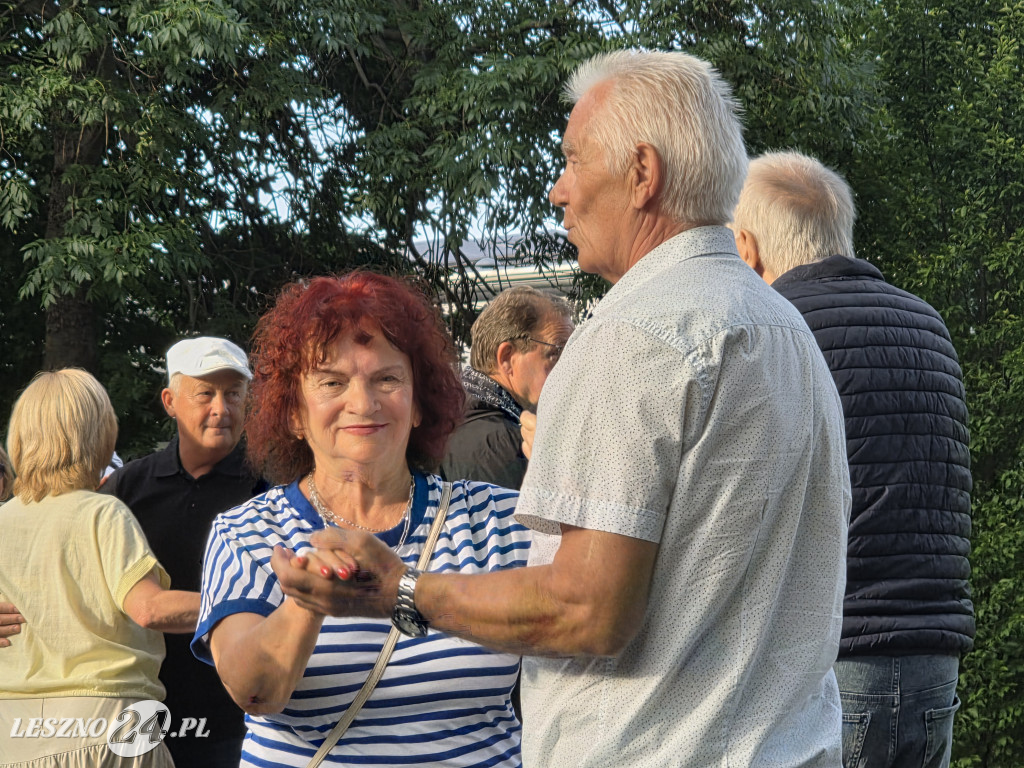 Potańcówka pod chmurką w Lesznie