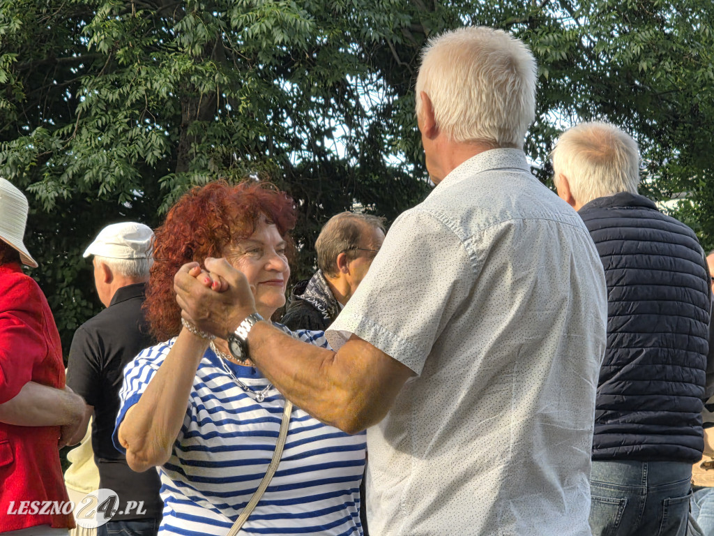 Potańcówka pod chmurką w Lesznie