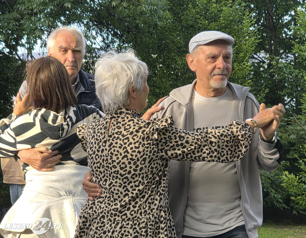Potańcówka pod chmurką w Lesznie