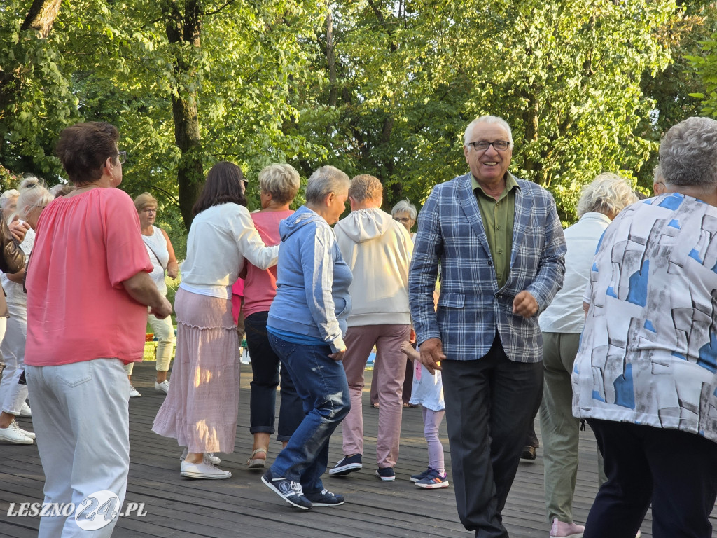 Potańcówka pod chmurką w Lesznie