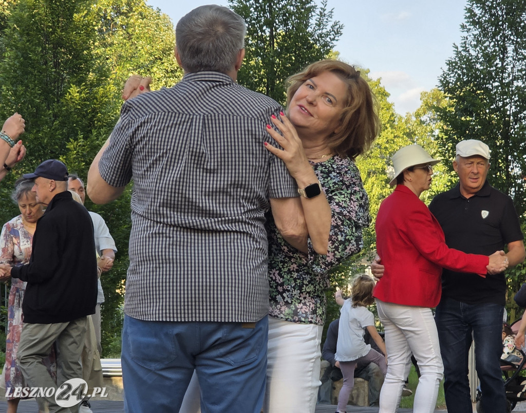 Potańcówka pod chmurką w Lesznie