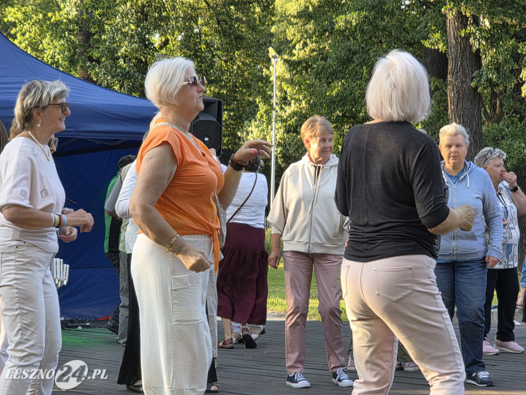Potańcówka pod chmurką w Lesznie