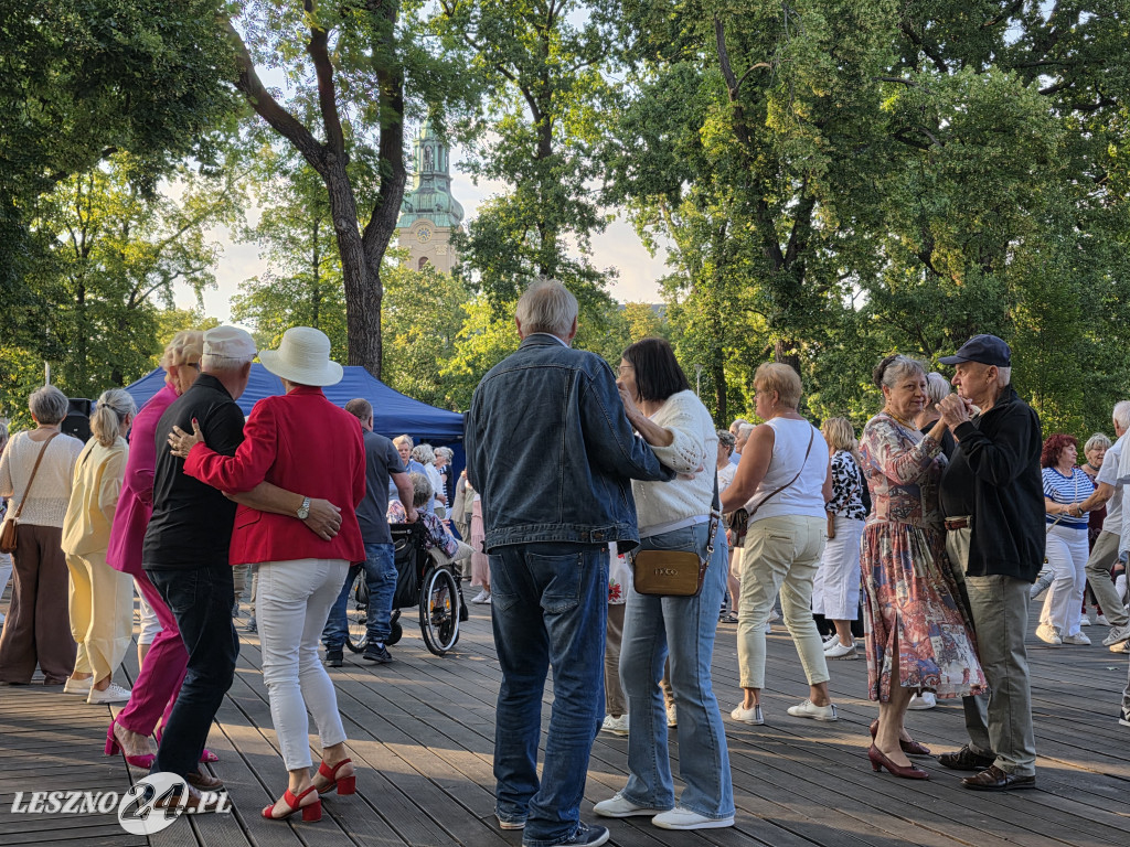 Potańcówka pod chmurką w Lesznie
