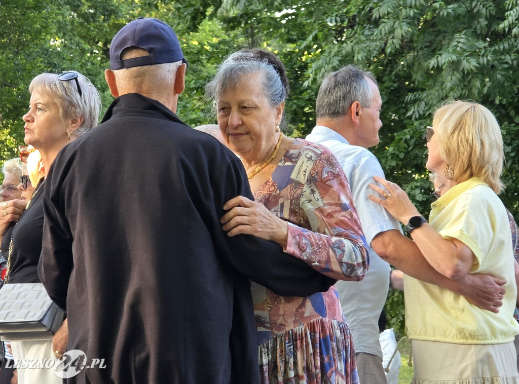 Potańcówka pod chmurką w Lesznie