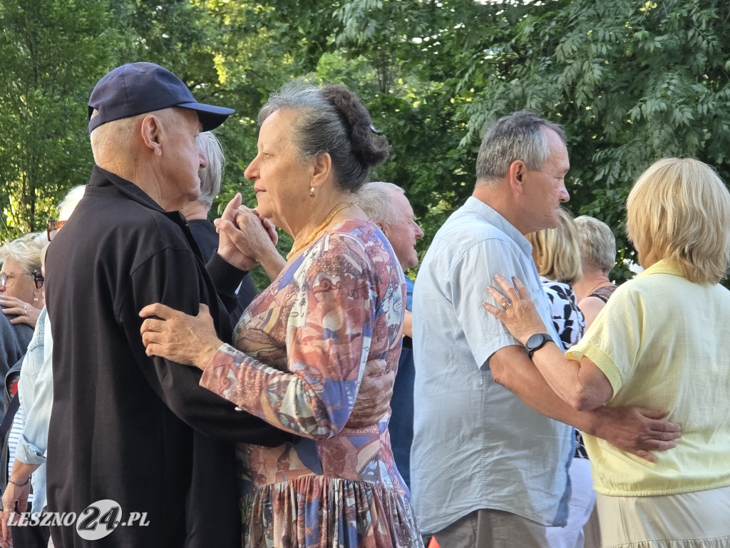 Potańcówka pod chmurką w Lesznie