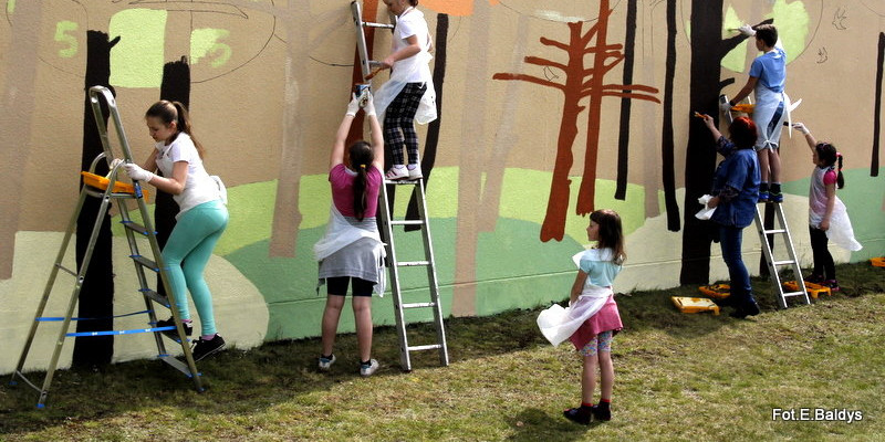 Garaże na Przylesiu pomalowane (zdjęcia, film)