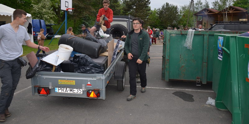 Dwa kontenery śmieci zebrano w Boszkowie (zdjęcia)