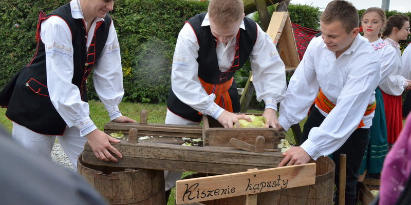 Eksponaty w użyciu przed święciechowskim wiatrakiem (zdjęcia)