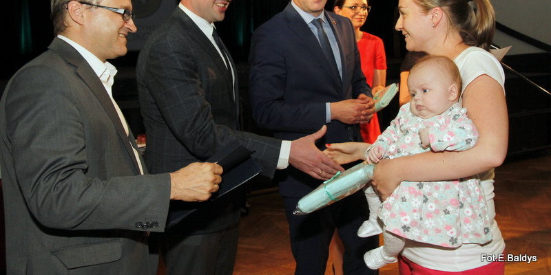 Uroczyście wręczono becikowe (zdjęcia)