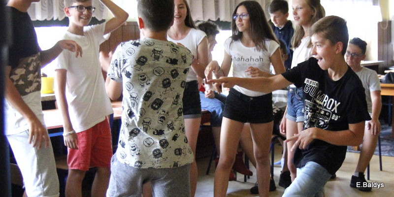 Dyskotekowo zakończyli 6 klasę (zdjęcia)