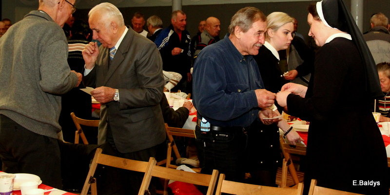 Samotni podzielili się opłatkiem (zdjęcia)