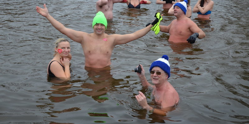 Gorące serca chłodzone w jeziorze (zdjęcia) 