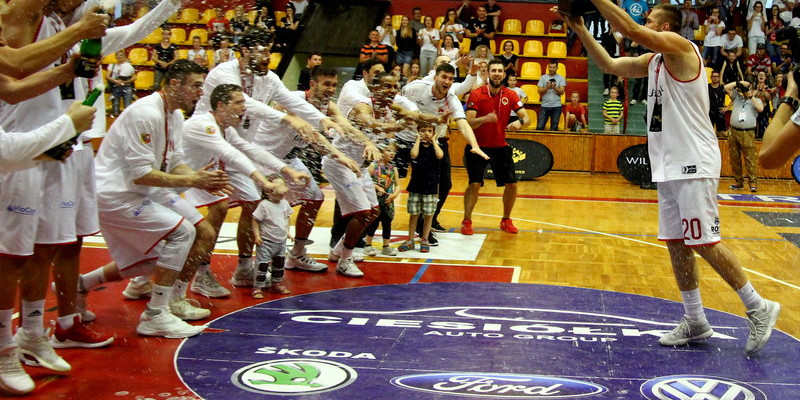 Historyczny brąz Polonii! (zdjęcia)