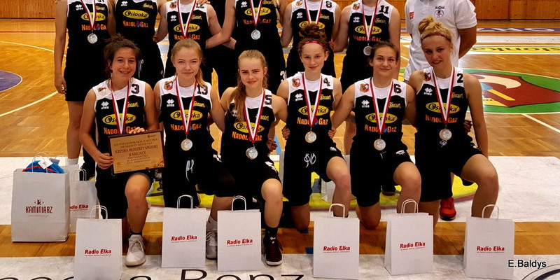 Srebro dla koszykarek z SP 12 (kilka zdjęć)