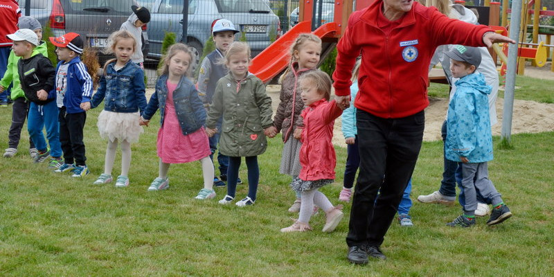 Zabawa w wodne ratowanie (zdjęcia)