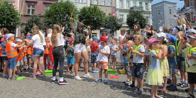 Bańkowe szaleństwo wokół ratusza (zdjęcia)