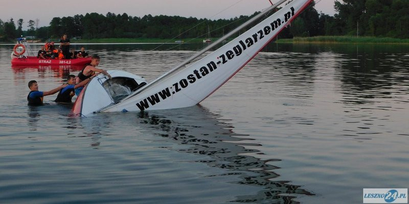 Przewrócona żaglówka i ... (zdjęcia) 