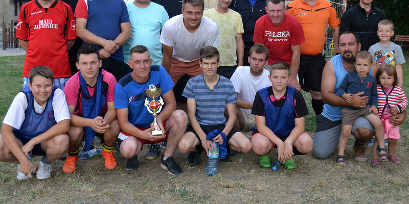 Kawalerowie pokonali żonatych (zdjęcia)