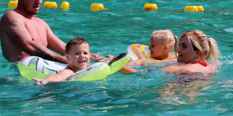 Chłodzili się na basenie (zdjęcia)