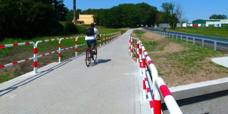 Ścieżki rowerowe w trzech gminach na finiszu (kilka zdjęć)