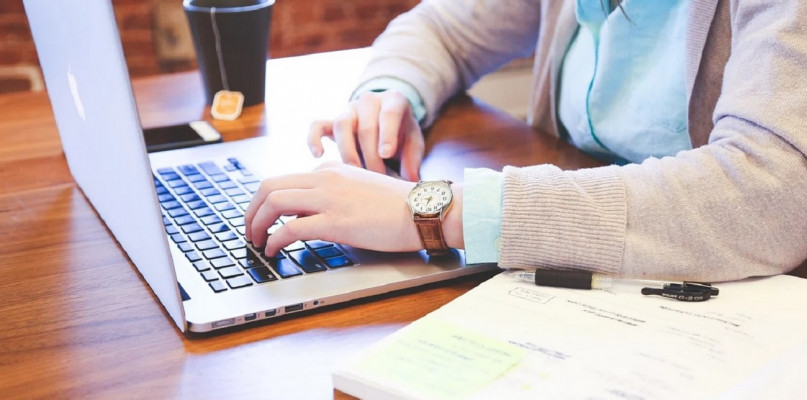 Nowe oferty pracy z Powiatowego Urzędu Pracy w Lesznie. M.in. dla kucharza i naucz