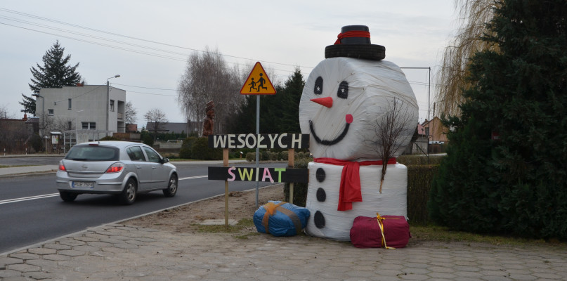 Sympatyczny bałwan pozdrawia przejeżdżających przez Jezierzyce