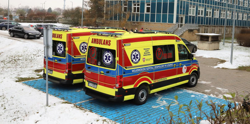 Szpital w Lesznie dostał cztery nowe karetki. Od kogo? (zdjęcia) 