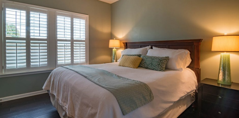 Jak zamontować plisy w oknie?