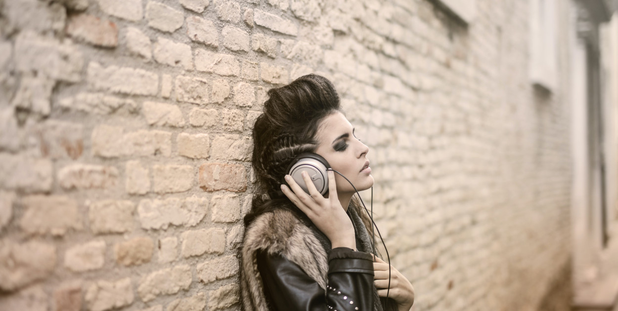 Kamizelka damska — jakie dodatki do niej pasują? Przekonaj się